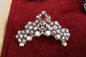 spona-Šperk-M.G.-perly-diamanty-rubíny-a-polodrahokamy